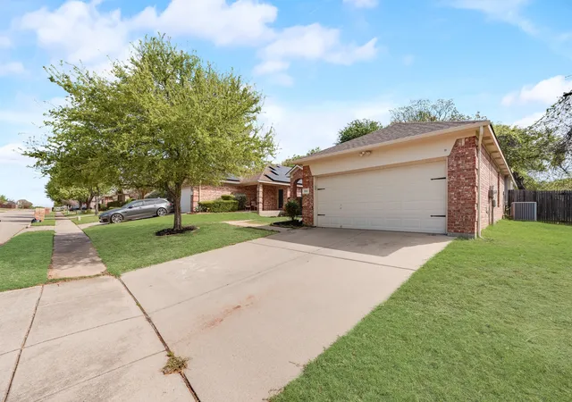 Photo 2 of Sale Pending at 104 Goldeneye Ln, Fort Worth, TX 76120 | MLS# 21297844 | Listing updated on 2026-07-26