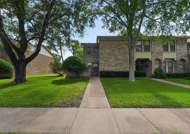 Homes for sale in Richardson, TX | 717 Towne House Ln, Richardson, TX 75081 | MLS# 21305454