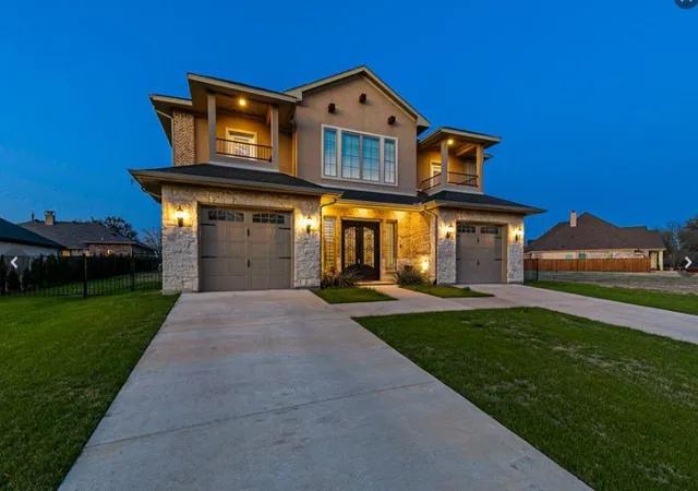 Photo 2 of Single family home for sale at 202 Scenic Dr, Rockwall, TX 75032 | MLS# 21305431 | Listing updated on 2026-08-22