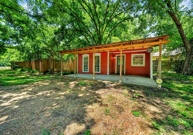 Photo 1 of Single family home for sale at 415 S Dallas Ave, Lancaster, TX 75146 | MLS# 21305306 | Listing updated on 2026-07-23