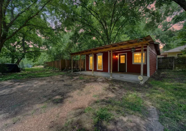 Photo 2 of Single family home for sale at 415 S Dallas Ave, Lancaster, TX 75146 | MLS# 21305306 | Listing updated on 2026-07-23