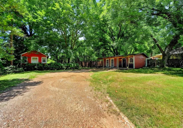 Photo 3 of Single family home for sale at 415 S Dallas Ave, Lancaster, TX 75146 | MLS# 21305306 | Listing updated on 2026-07-23