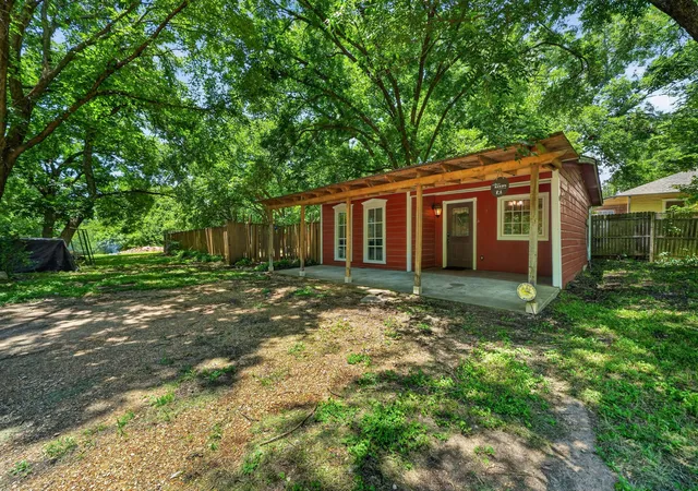 Photo 3 of Single family home for sale at 415 S Dallas Ave, Lancaster, TX 75146 | MLS# 21305306 | Listing updated on 2026-07-23