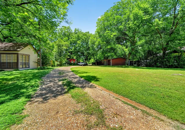 Photo 4 of Single family home for sale at 415 S Dallas Ave, Lancaster, TX 75146 | MLS# 21305306 | Listing updated on 2026-07-23