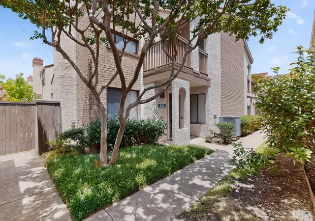 Homes for sale in Irving, TX | 513 Ranch Trl #123, Irving, TX 75063 | MLS# 21301528