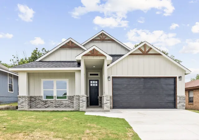 Single family home for sale at 3005 Hanna Ave, Fort Worth, TX 76106 | MLS# 21305567 | Listing updated on 2026-08-23