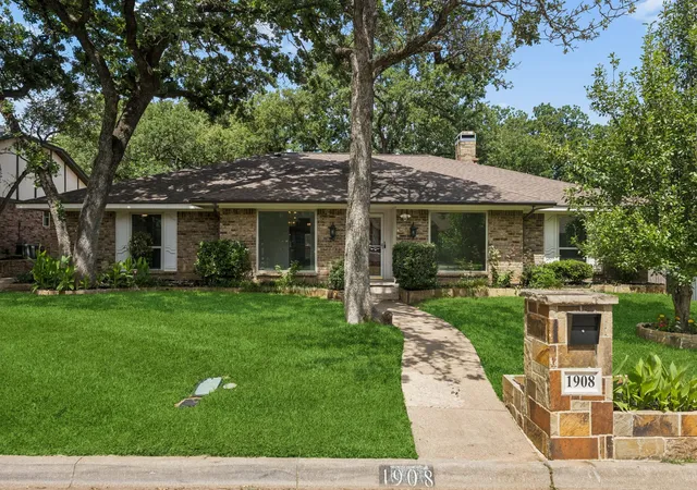 Photo 1 of Single family home for sale at 1908 Scarlett Ct, Arlington, TX 76012 | MLS# 21304147 | Listing updated on 2026-08-25