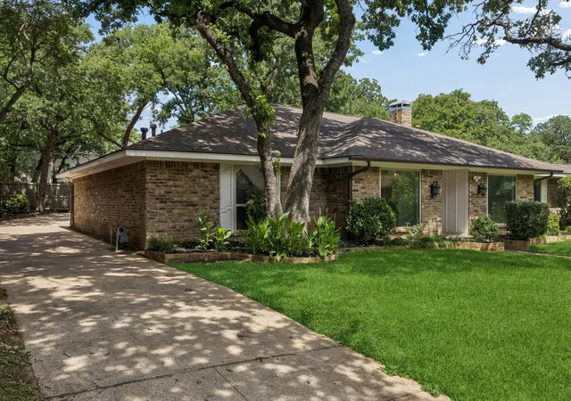 Photo 2 of Single family home for sale at 1908 Scarlett Ct, Arlington, TX 76012 | MLS# 21304147 | Listing updated on 2026-08-25