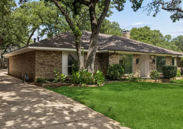 Photo 3 of Single family home for sale at 1908 Scarlett Ct, Arlington, TX 76012 | MLS# 21304147 | Listing updated on 2026-08-25