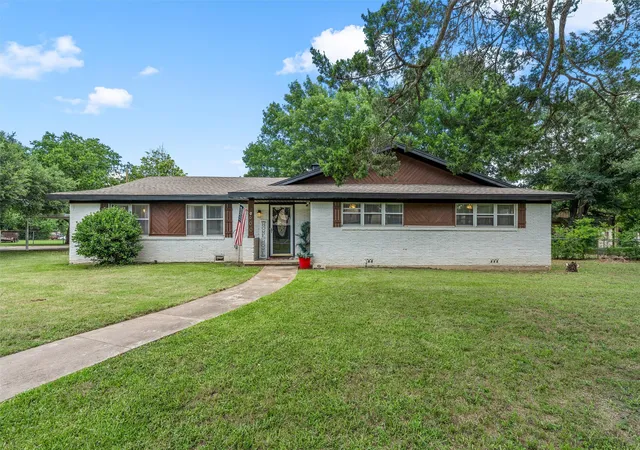 Homes for sale in Robinson, TX | 600 S Andrews Dr, Robinson, TX 76706 | MLS# 21296264