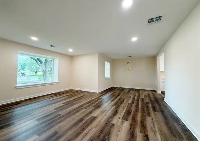 Photo 4 of Single family home for sale at 4909 Loch Lomond Dr, Waco, TX 76710 | MLS# 21305294 | Listing updated on 2026-08-29