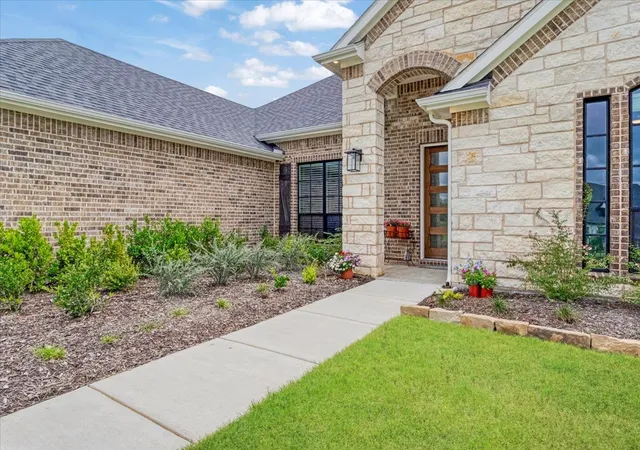 Photo 4 of Single family home for sale at 1080 Julian Dr, Van Alstyne, TX 75495 | MLS# 21300509 | Listing updated on 2026-09-30