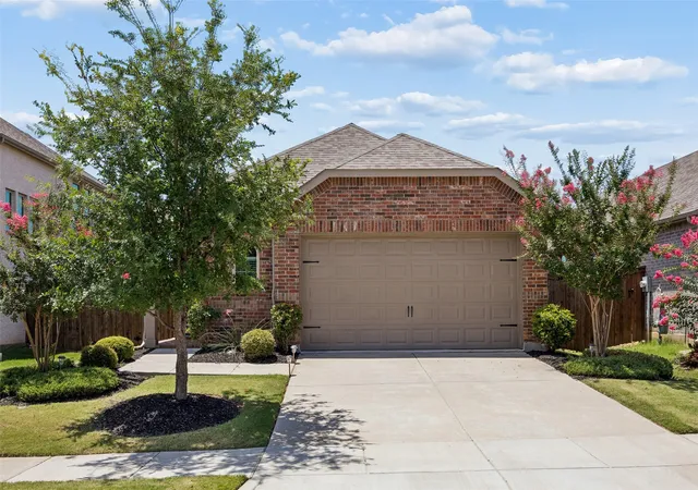 Homes for sale in Aubrey, TX | 1116 Friesian Ln, Aubrey, TX 76227 | MLS# 21302825