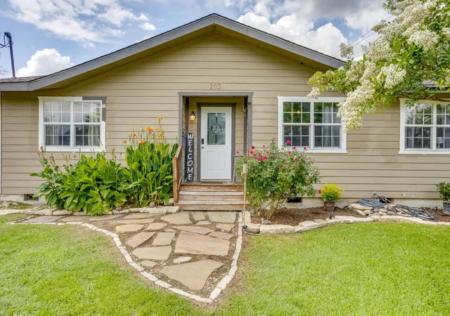 Homes for sale in Itasca, TX | 203 E Henderson St, Itasca, TX 76055 | MLS# 21304447