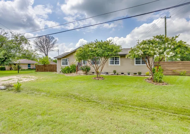 Homes for sale in Itasca, TX | 203 E Henderson St, Itasca, TX 76055 | MLS# 21304447