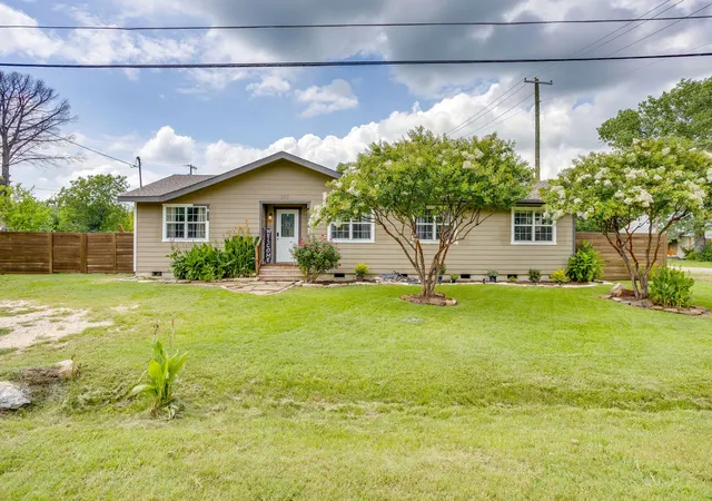 Homes for sale in Itasca, TX | 203 E Henderson St, Itasca, TX 76055 | MLS# 21304447