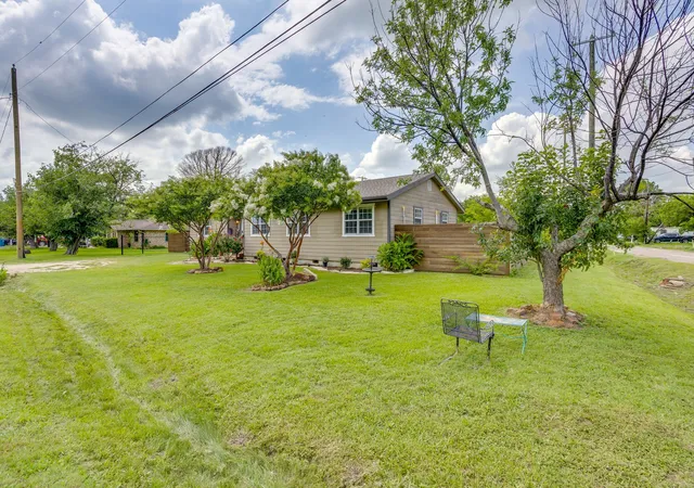 Homes for sale in Itasca, TX | 203 E Henderson St, Itasca, TX 76055 | MLS# 21304447