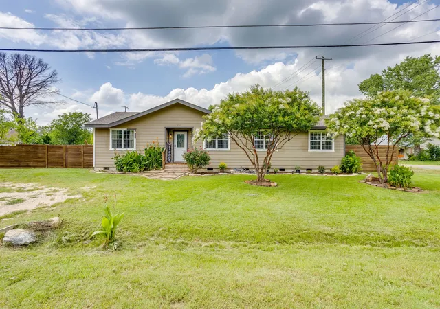 Homes for sale in Itasca, TX | 203 E Henderson St, Itasca, TX 76055 | MLS# 21304447
