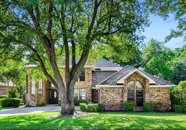 Photo 1 of Sale Pending at 624 Bent Creek Dr, De Soto, TX 75115 | MLS# 21300465 | Listing updated on 2026-08-11