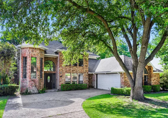 Photo 2 of Sale Pending at 624 Bent Creek Dr, De Soto, TX 75115 | MLS# 21300465 | Listing updated on 2026-08-11