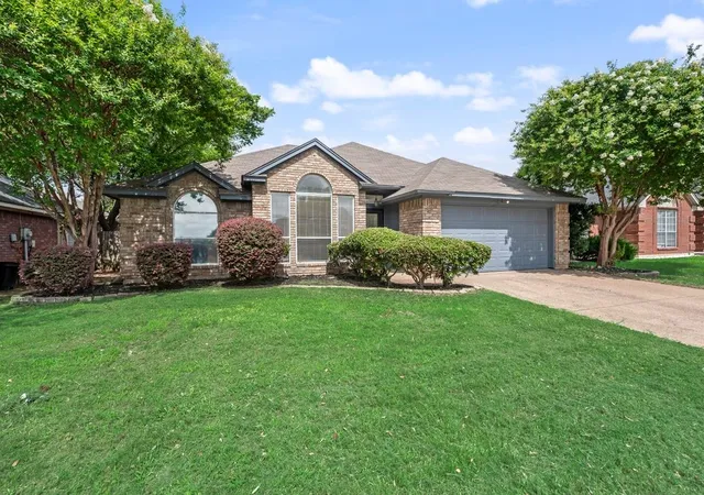 Homes for sale in Euless, TX | 2907 Clairemont Ln, Euless, TX 76039 | MLS# 21303843