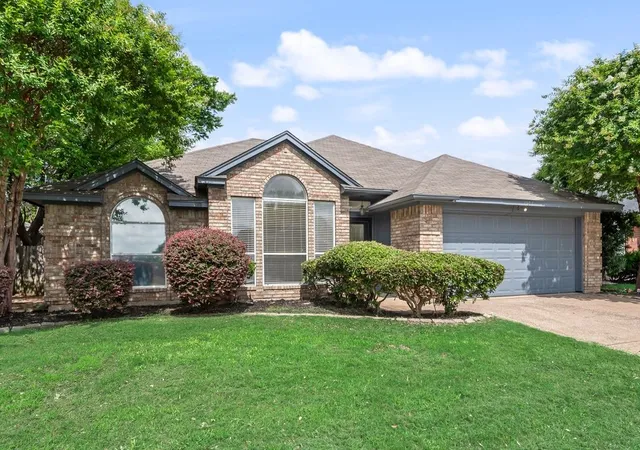 Homes for sale in Euless, TX | 2907 Clairemont Ln, Euless, TX 76039 | MLS# 21303843