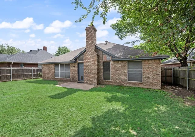 Homes for sale in Euless, TX | 2907 Clairemont Ln, Euless, TX 76039 | MLS# 21303843