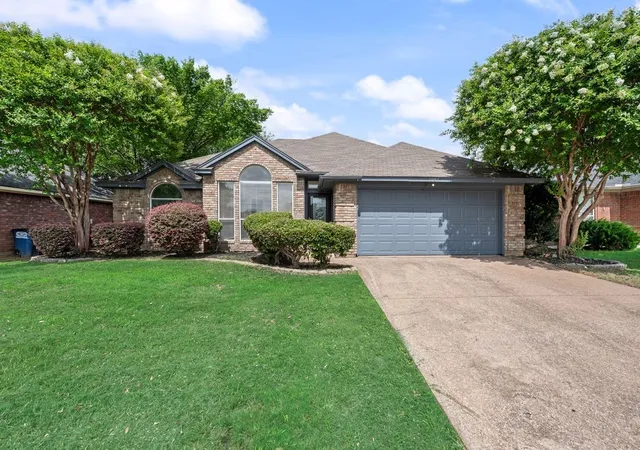 Homes for sale in Euless, TX | 2907 Clairemont Ln, Euless, TX 76039 | MLS# 21303843