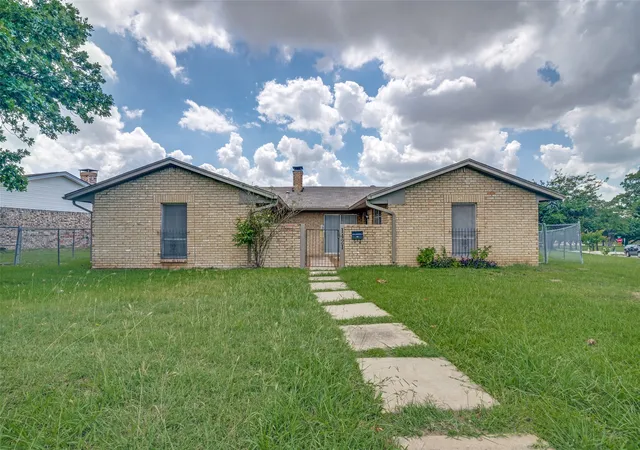 Photo 2 of Single family home for sale at 1421 Mount Vernon Dr, Mesquite, TX 75149 | MLS# 21305987 | Listing updated on 2026-07-10
