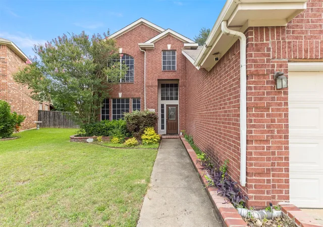 Photo 2 of Single family home for sale at 903 Summerbrook Dr, Euless, TX 76040 | MLS# 21305727 | Listing updated on 2026-08-03