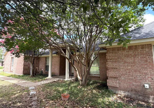 Photo 2 of Single family home for sale at 610 Cross Fence Dr, Mc Kinney, TX 75069 | MLS# 21304075 | Listing updated on 2026-08-22