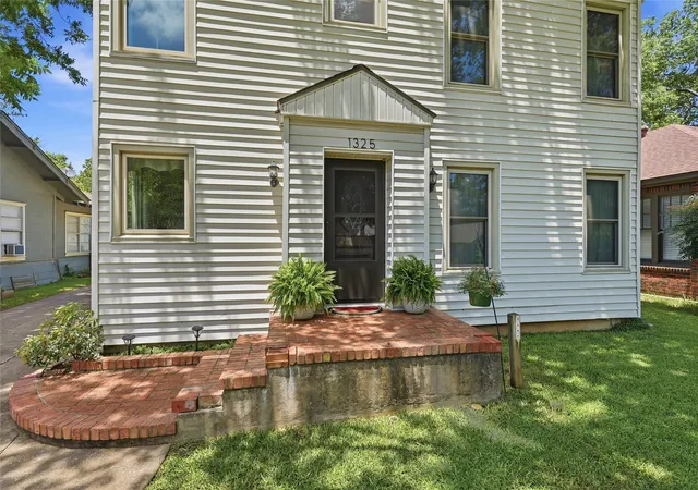 Photo 2 of Single family home for sale at 1325 W Main St, Denison, TX 75020 | MLS# 21305771 | Listing updated on 2026-09-25