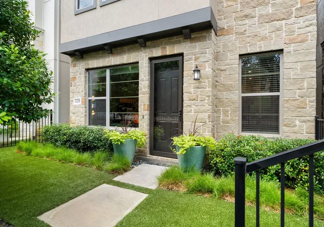Single family home for sale at 620 Aspen Valley Ln, Dallas, TX 75208 | MLS# 21303224