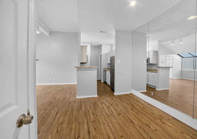 Listing Photo 5 - Condo for sale in building located at 2101 Count Fleet Dr, Arlington, TX 76011 - Unit #511