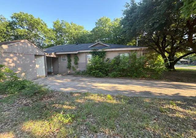 Photo 4 of Single family home for sale at 2934 Kirven St, Dallas, TX 75227 | MLS# 21276518 | Listing updated on 2026-07-17