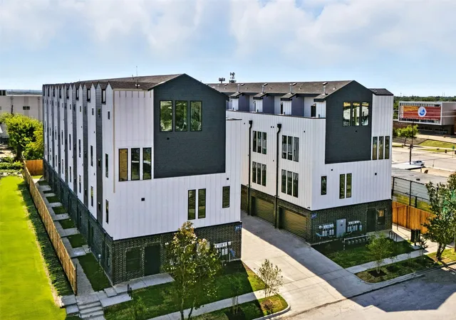 Townhouse for sale at 312 N Lancaster Ave, Dallas, TX 75203 | MLS# 21306548