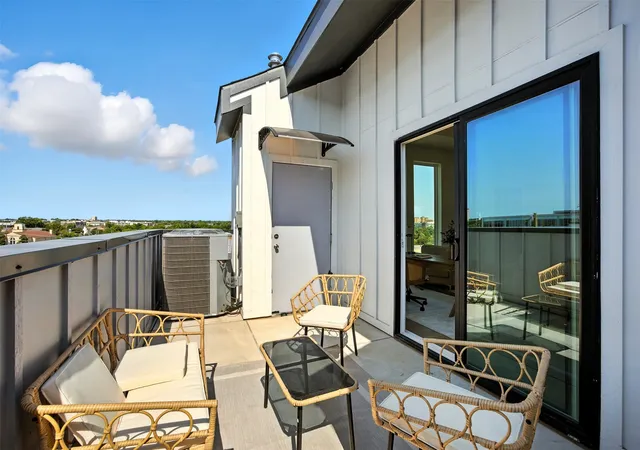 Photo 2 of Townhouse for sale at 312 N Lancaster Ave, Dallas, TX 75203 | MLS# 21306548 | Listing updated on 2026-08-22