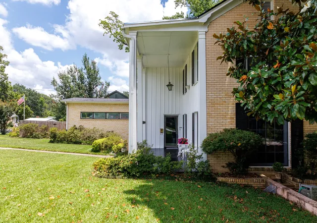 Photo 3 of Sale Pending at 1010 S Chilton Ave, Tyler, TX 75701 | MLS# 21302019 | Listing updated on 2026-09-25