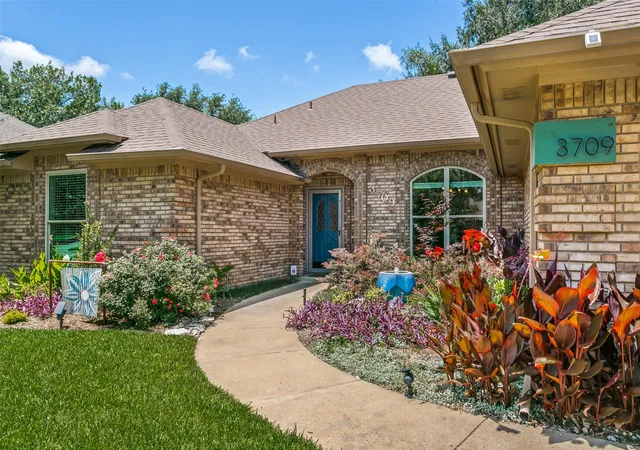 Homes for sale in Bedford, TX | 3709 Fieldcrest Ln, Bedford, TX 76021 | MLS# 21305723