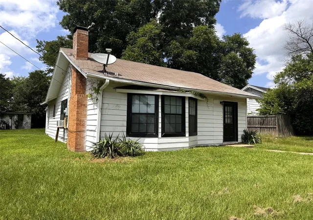 Homes for sale in Mt Pleasant, TX | 414 W 4th St, Mt Pleasant, TX 75455 | MLS# 21306622