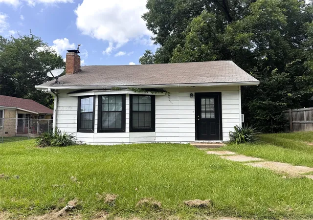 Homes for sale in Mt Pleasant, TX | 414 W 4th St, Mt Pleasant, TX 75455 | MLS# 21306622