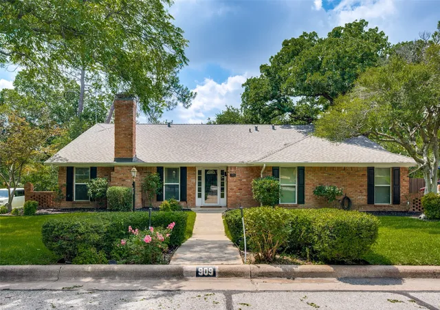 Photo 1 of Single family home for sale at 909 Edgecliff Dr, Bedford, TX 76022 | MLS# 21306164 | Listing updated on 2026-10-01