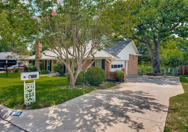 Photo 2 of Single family home for sale at 909 Edgecliff Dr, Bedford, TX 76022 | MLS# 21306164 | Listing updated on 2026-10-01