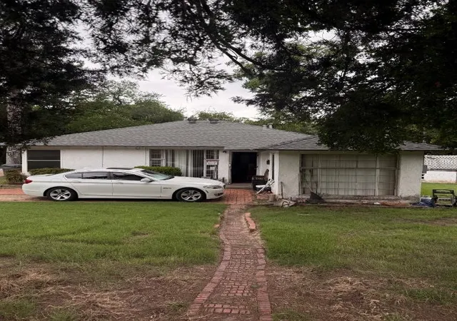 Single family home for sale at 1531 E Lakeview Dr, Dallas, TX 75216 | MLS# 21306011
