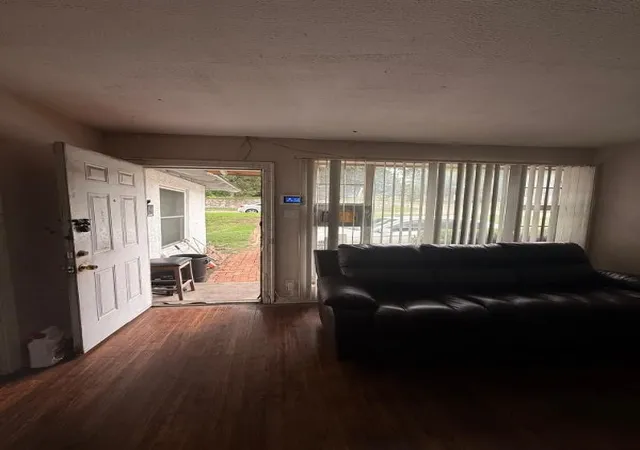Photo 4 of Single family home for sale at 1531 E Lakeview Dr, Dallas, TX 75216 | MLS# 21306011 | Listing updated on 2026-08-31