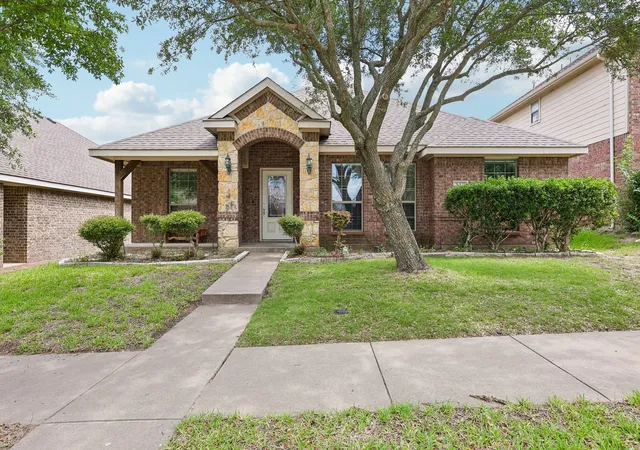 Photo 1 of Single family home for sale at 117 Brook Hollow Ln, Red Oak, TX 75154 | MLS# 21306822 | Listing updated on 2026-08-22