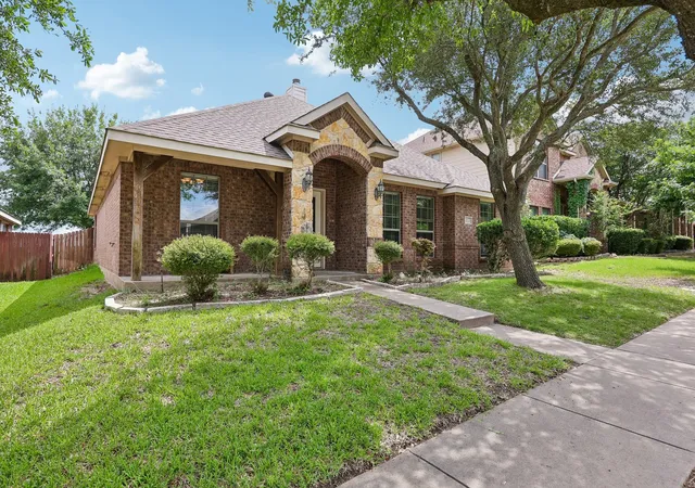 Photo 2 of Single family home for sale at 117 Brook Hollow Ln, Red Oak, TX 75154 | MLS# 21306822 | Listing updated on 2026-08-22