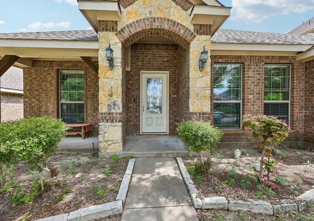 Photo 3 of Single family home for sale at 117 Brook Hollow Ln, Red Oak, TX 75154 | MLS# 21306822 | Listing updated on 2026-08-22