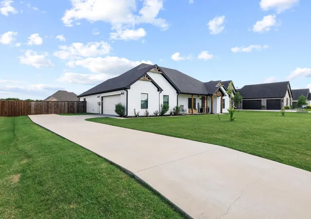 Homes for sale in Pottsboro, TX | 121 Chisolm Trl, Pottsboro, TX 75076 | MLS# 21297047