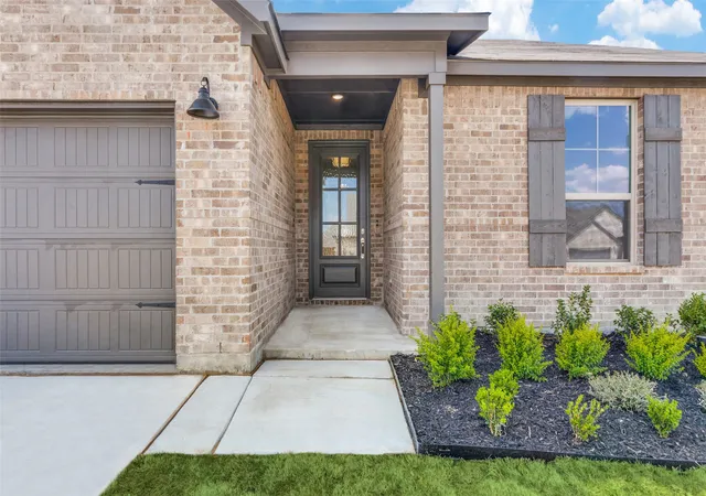 Photo 2 of Single family home for sale at 514 Hillcrest Cir, Justin, TX 76247 | MLS# 21306775 | Listing updated on 2026-08-24